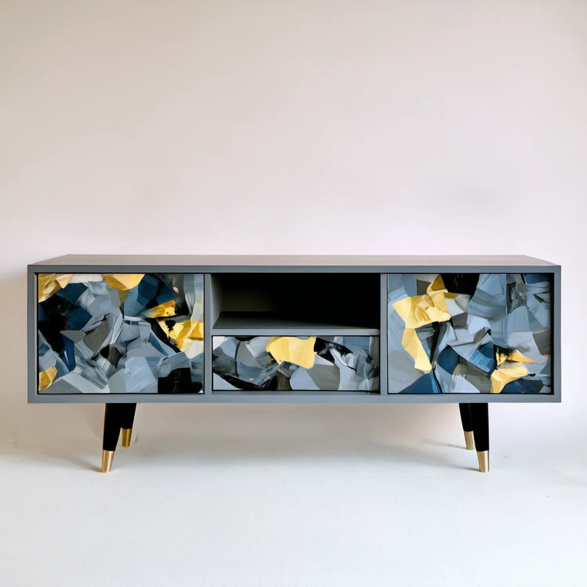 Szara szafka RTV 160 x 40 x 70 cm z dekoracyjnymi frontami w kolorach granatowym, czarnym i złotym